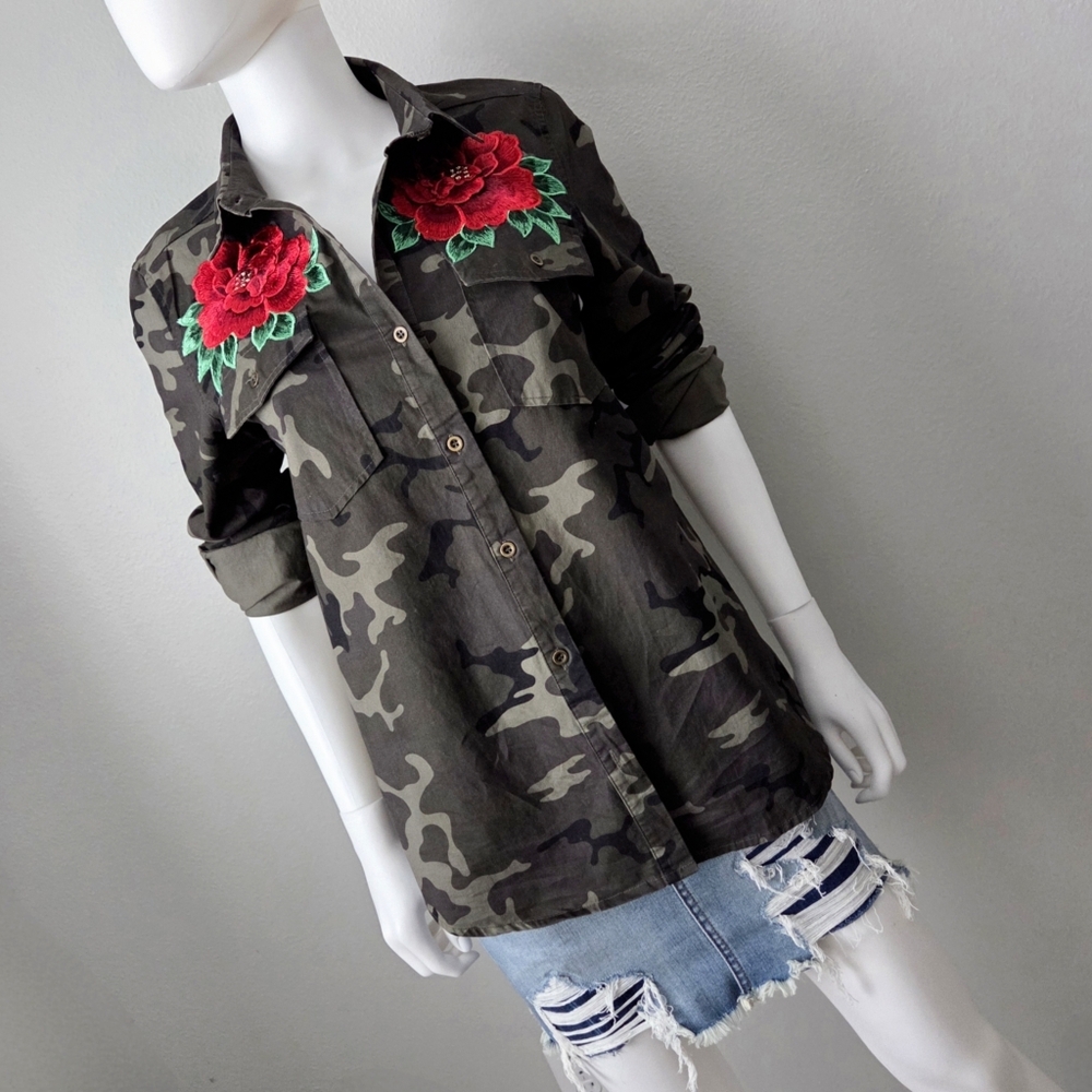 Love Tree Camo Long Sleeve Button Down W/ Red Roses & Pockets, Size Small